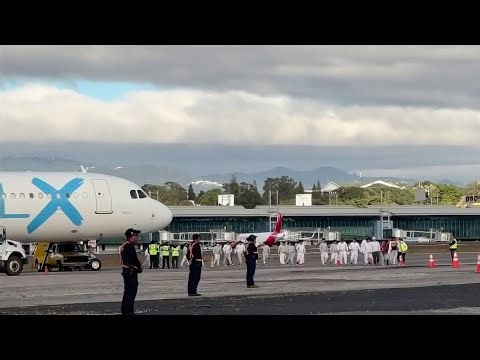 Guatemala recibe a últimos deportados del año, uno dice que no recuerda nada | Noticias Telemundo