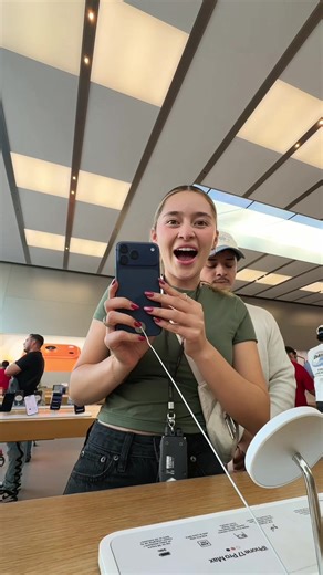 getting the new iPhone 17 💌 I got to work with an amazing phone case brand in December which made this all possible 🥹🥹🥹 so grateful for @velvetcaviar ☀️