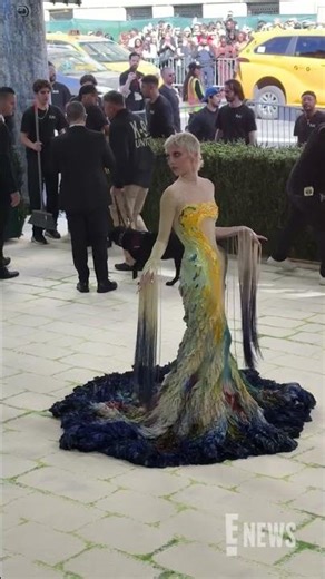 Emma Chamberlain understood the assignment. 👏 #MetGala
