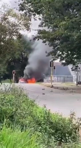 Cash In Transit heist in South Africa the other day.. being swarmed. Watch the full video to get a solid understanding of exactly where we are at, because violent crime and desperate civilians looking for any excuse to loot are the order of the day.