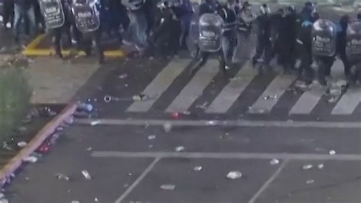 Al menos 12 detenidos durante desalojo de aficionados concentrados en Buenos Aires