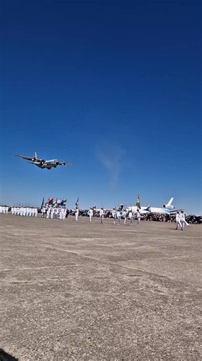 🇧🇴 Así se vivió la Parada Militar por los 201 años de aniversario de Bolivia. Una jornada llena de orgullo, disciplina y patriotismo, donde nuestras Fuerzas Armadas rindieron homenaje a nuestra querida Bolivia. ¡Viva Bolivia! 🇧🇴❤️ #Bolivia #201Años #ParadaMilitar #AniversarioDeBolivia #Cochabamba