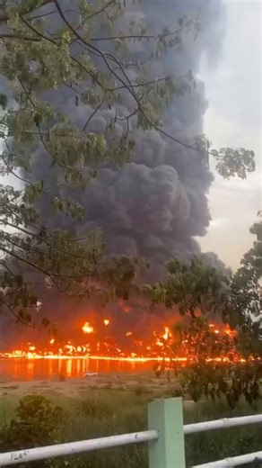 Over 10 fuel tankers are currently on fire after a major explosion at the port in Homalin, Sagaing Region, Myanmar.Eyewitnesses report a rapid spread and multiple injuries. Emergency crews are still battling the intense heat, with fears of deaths.