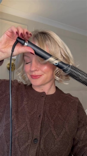 My trusted method to create curls and volume in my short hair 🙌🏻 the @ghd rise works so well for bobs ✨ finished with @Kérastase elixir Ultime and @Living Proof, Inc. hairspray #shorthair #curlinghairtutorial #bobhair