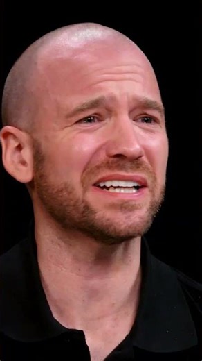 Ariana Grande takes a minute to appreciate DA BOMB