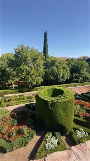 The Alhambra in Granada | A Masterpiece of Moorish Architecture & Beautiful Gardens 🇪🇸