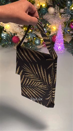 Stu Lux on Instagram: "☃️🎵❄️ Gift Wrapping Idea with a TABLE RUNNER 💫❄️🎁 More idea with this same table runner in my step-by-step tutorial video 🎊 👉 COMMENT ‘SLOW’ if you need a STEP-BY-STEP tutorial for this wrapping technique 🎥 Images Captured and Edited by @stulux_ 🎶 Music in this video is licensed through Epidemic Sound #christmas #christmascountdown #wrappinghacks #284stulux"