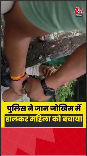 Kashmiri Gate इलाके में इमारत का हिस्सा गिरा, 3 लोगों को पुलिस ने सुरक्षित निकाला | #DelhiPolice
