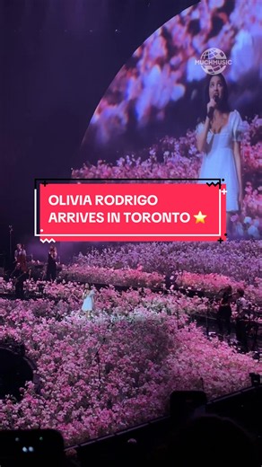 Olivia Rodrigo has arrived in Toronto and opens her #UnraveledTour with “drop dead” !!! 💐💖 #OliviaRodrigo #Toronto