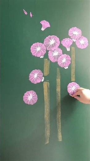 A Chinese teacher drew spring right on the blackboard 🌸 Simple, warm, and full of hope.