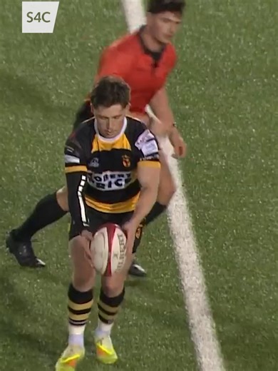 Buddugoliaeth a phwynt bonws i Gasnewydd yn erbyn RGC dros y penwythnos! Straight from the re-start, Lloyd Lewis takes the high ball and crosses! #SRC #Rugby #Wales