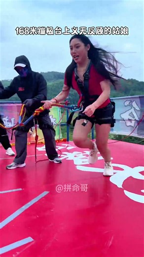 How much courage must one have accumulated to jump so decisively? #waterpark #funny #waterslide