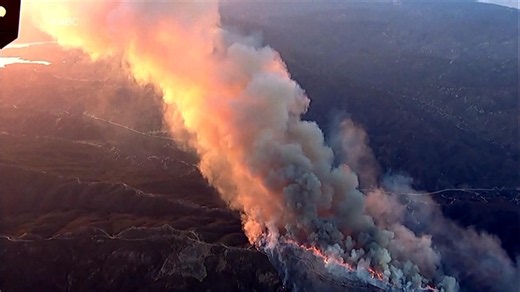 Video Firefighters battle wildfire in Angeles National Forest in California