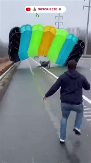 Skydiver Emergency Landing on Busy Highway – Shocking Crash and Heroic Rescue Caught on Camera