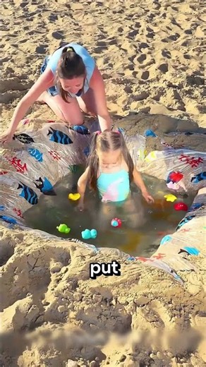 🏖️😂 Mom Built a Mini Pool on the Beach… Then Used Chocolate to Fool Thieves! 🍫😱