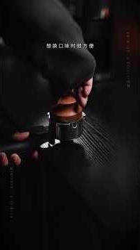 把咖啡馆搬回家|Dualit咖啡机体验分享被咖啡香唤醒的早晨太惬意了这台复古机械风咖啡机颜值绝了▫35档精细研磨 接粉不飞粉。三合一机型 三种萃取随心换▫92度预浸泡 油脂超丰富▫强劲...