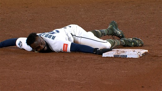 Randy Arozarena steals second base