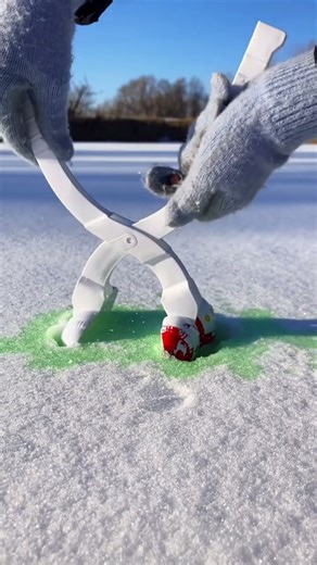 ☃️ Mom Made a Snowman Just for Tina! ❄️😍#SnowmanFun #FamilyShorts #CuteMoments