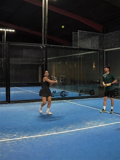 Turn defence into an instant attack. ⚡️🎾 ​The backhand bajada is one of the most underutilised weapons on the court! 🔥 When a lob bounces high off the back glass, most players panic on their backhand side and default to an easy floater. 🧱 Master the aggressive drop off the wall instead, and you flip the point instantly. 🎯 ​Key technical cues to nail it: ​🏃‍♂️ Get behind the bounce early: Turn your shoulders immediately and let the ball pass you so you strike it slightly in front of your lea