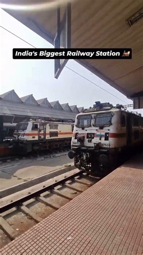 The giant of Indian Railways 🇮🇳🔥 | Howrah Junction #train #youtubeshorts #railwaycontent