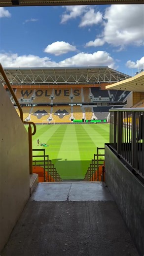 ملعب نادي وولفرهامبتون Wolverhampton 🐺 📝🏟إسم الملعب Molineux Stadium 👥️️السعة 32 ألف متفرج 🎆الإفتتاح1889 🏗التجديد 2012 #زاوية_الملاعب #stadiumscorner