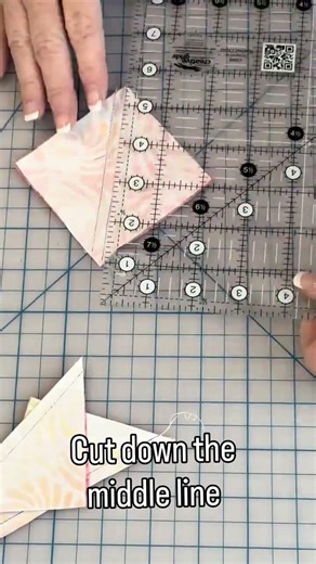 How to make easy half square triangles #sewing #sewingtips #quilting 🧵✂️♥️ #handmade #diy