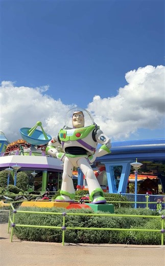 To infinity… and Toy Story Land! 🚀✨ A Buzz Lightyear pin is hiding nearby, ready for one lucky space ranger to find. Keep your eyes peeled, and may the best explorer win! 💚 #BuzzLightyear #ToyStoryLand #DisneyPins #HiddenPin #WaltDisneyWorld
