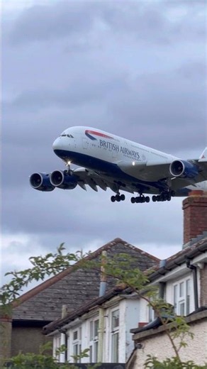 INSANE! Airbus A380 Passes Just Above Residential Homes! 😮✈️🇬🇧 #airbus #aviation #planespotting