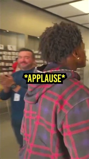 IShowSpeed Getting Welcomed With Applause By Entire Apple Store!😭👏