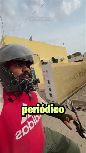 Este Tipo es un PROFESIONAL Repartiendo Periódicos!