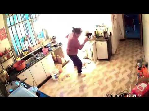 Woman startled by sudden gas flare-up in kitchen in Fujian, China