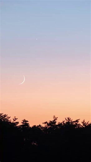 以前撮影した三日月と金星のタイムラプス動画です。月と金星が寄り添うように西の空に沈んでいきました。本日4月19日(日)日没後も三日月と金星が並びます。今夜は曇りの地域が多そうですが、8月まで月1回のペースで月と金星が並ぶ姿が見えます。次回は5月19日です。ぜひ楽しみにしていてください