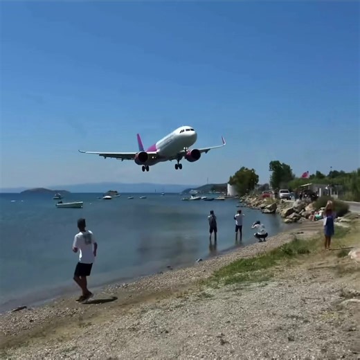This low pass ☠️#wizzair #wizz #plane #planespotting #fyp | Wizz Air