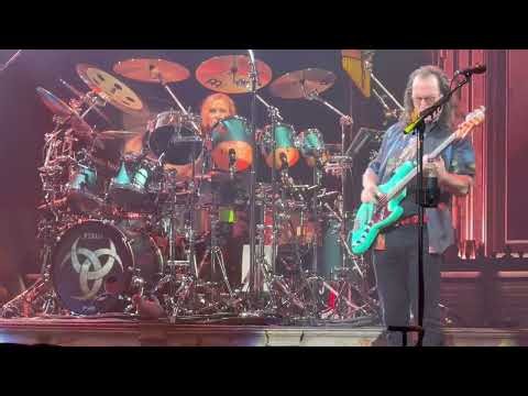 Tom Sawyer - Rush - Boston 9/14/26 - Guitar solo and iconic drum fill. Anika nails it!