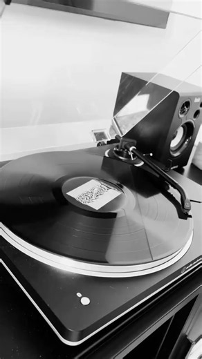 Unknown Pleasures on vinyl: the most famous cover ever is a pulsar 🌌 #joydivision #vinyl