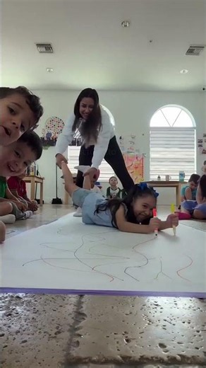 🎨 La Profesora Creó una Obra de Arte con sus Alumnos ❤️