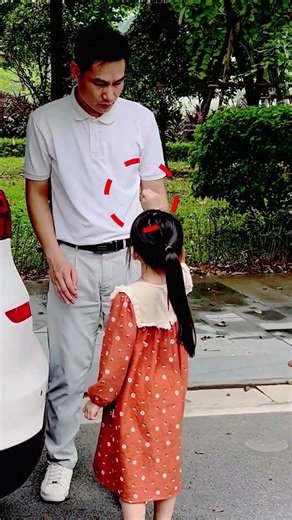 A Little Girl Secretly Signaled SOS…Then KindMan Understood #KindManGlobal #SilentSOS #SignalForHelp