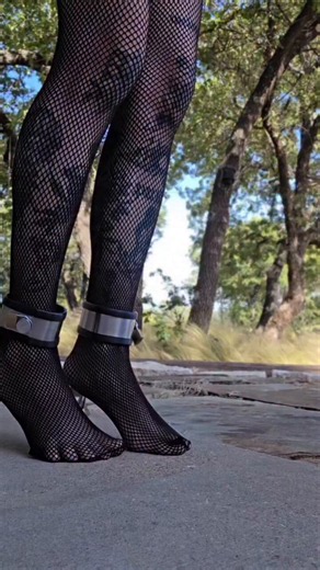 Prometheus on X: "How every flat footed girl should be made to walk." / X