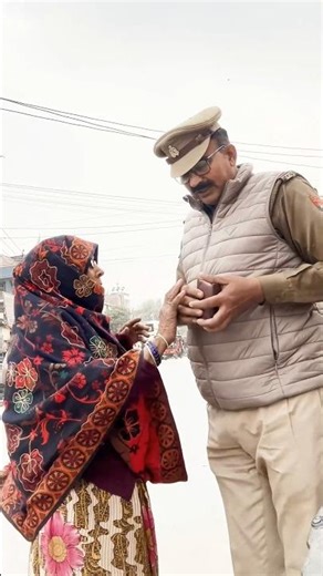 माताजी से अपनापन मिला आनंद की अनुभूति।। #trafficawarenes #mataji #meetup #shorts