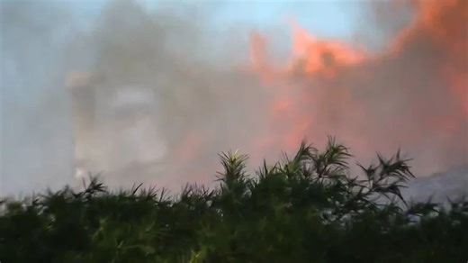 RAW VIDEO: Heavy smoke, flames from Des Moines apartment fire