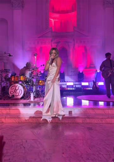 🎥🎤| Hilary Duff performs “What Dreams Are Made Of” / “Roommates” / “Come Clean” at the @LaurenceSchool Spring Gala (April 25, 2026)—