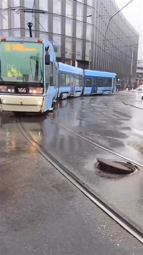 Why this manhole automatic jump? #physics #sewage #shorts