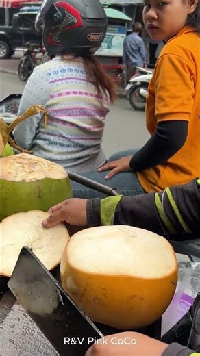 Golden coconut cutting skill! #shorts #fresh #streetfood #fruit #coconut #food #explore #viral