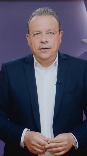 Ο αντιπρόεδρος της ΝΔ, ο θρασύς και αμετροεπής Άδωνις Γεωργιάδης, χαρακτήρισε “επίθεση στη Δημοκρατία” τη δικογραφία της Ευρωπαίας Εισαγγελέως, στοχοποιώντας την επειδή κάνει τη δουλειά της και ομολογώντας παράλληλα την ενοχή τους. Από την άλλη, ο κυβερνητικός εκπρόσωπος, παρότι από τη μία είπε ότι συμμερίζεται τα όσα είπε ο υπουργός Υγείας, δήλωσε πως σε καμία περίπτωση η κυβέρνηση δεν πρέπει να στραφεί κατά της Δικαιοσύνης. Ε λοιπόν, ή το ένα ισχύει ή το άλλο. Αν ο κ. Μητσοτάκης διαφωνεί με όσ