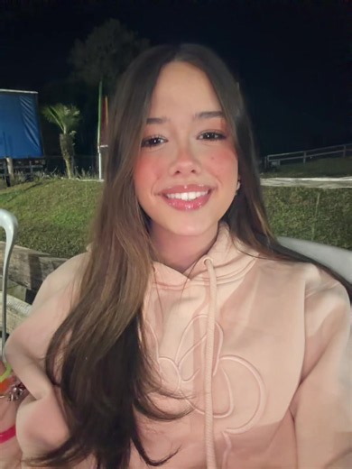 menina que fica biscoitando com a música