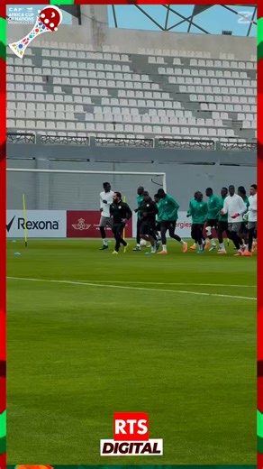 Derniers réglages, intensité maximale. Les Lions du Sénégal ont bouclé leur ultime galop avant le choc face aux Zèbres du Botswana. Concentration, rythme, exigence : le groupe est focus. 🎥 Plongée dans les coulisses de cette dernière séance avant l’entrée en lice. | RTS