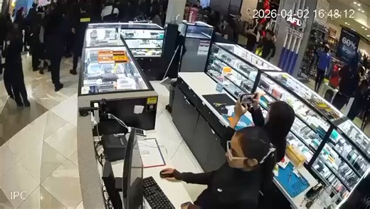 🇦🇺 A wild brawl between about 50 mostly African schoolgirls plunged a shopping centre in Melbourne into lockdown and forced police to intervene.CCTV footage shows police using pepper spray to break up the brawl as other shoppers panic.Follow: @europa