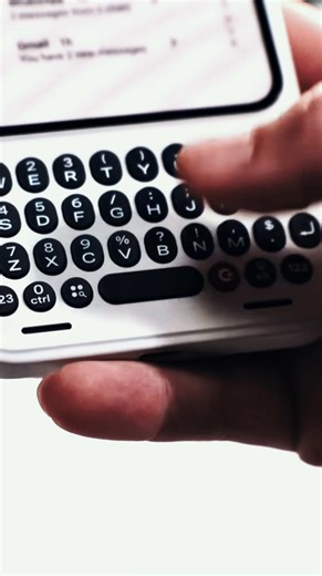 Ils ont ressuscité le smartphone à clavier physique. Design propre. Concept intelligent. Specs solides. Le Click Communicator avait tout pour me convaincre… jusqu’à ce détail qui change tout. ❌ Pas de clavier AZERTY 💸 499 $ (399 $ en précommande) ⌨️ QWERTY only Génial sur le papier. Frustrant dans la réalité. 💬 Tu serais prêt à passer au QWERTY ? 💾 Enregistre la vidéo 🔔 Abonne-toi pour plus de tech sans langue de bois #TechFR #Smartphone #BlackBerry #ClavierPhysique