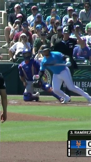 Francisco Lindor makes the backhand play 👏