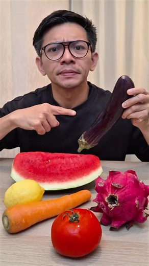 🍅🍆🥕 WARNA MAKANAN BUKAN SEKADAR ESTETIKA , TAPI BAHASA BIOLOGI TUBUH Tubuh kita “membaca” warna buah & sayur sebagai kode senyawa aktif. Setiap warna → antioksidan berbeda → target organ berbeda. 🔴 1. MERAH = LYCOPENE → JANTUNG Kalau kamu makan buah & sayur berwarna merah seperti tomat dan semangka, tinggi akan lycopene, yang berfungsi menjaga kesehatan jantung dan pembuluh darah. Secara biologis, lycopene bekerja sebagai antioksidan kuat yang membantu: menurunkan stres oksidatif pada pembul